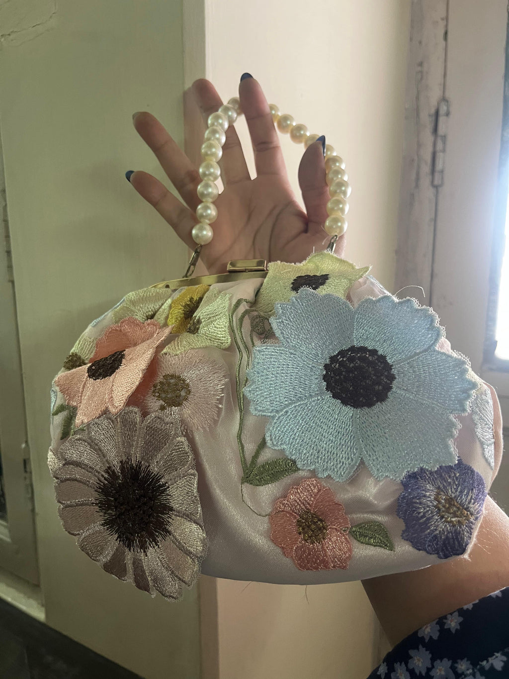 Petal Poise Clutch