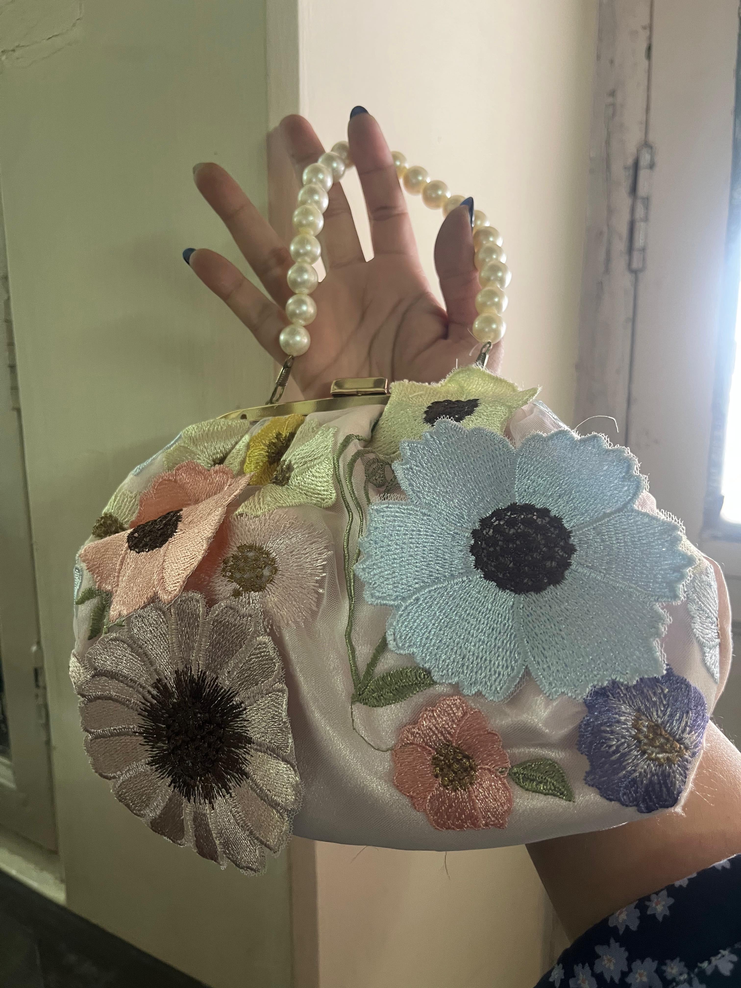 Petal Poise Clutch